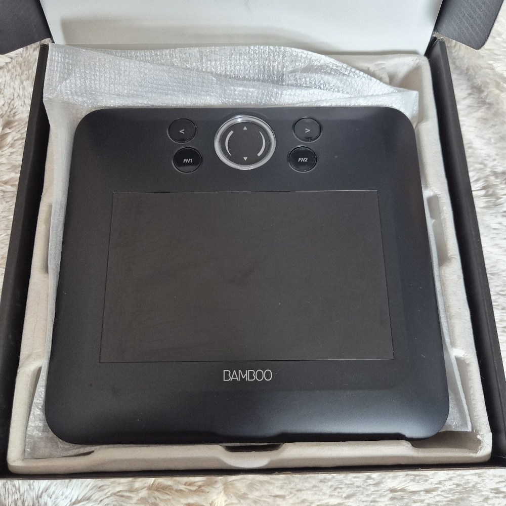 BAMBOO Fun Tablet with Black Pen - Picture 11 of 12